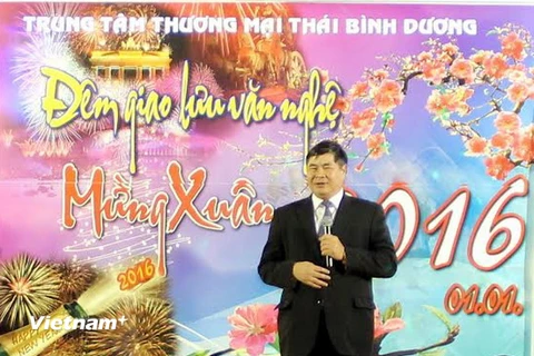 Đại sứ Đoàn Xuân Hưng chúc Tết tại Trung tâm thương mại Thái Bình Dương. (Ảnh: Mạnh Hùng/Vietnam+)