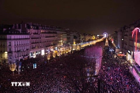 Người dân chào đón năm mới tại đại lộ Champs-Elysees ở thủ đô Paris. (Nguồn: AFP/TTXVN)