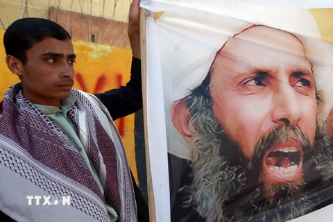 Người biểu tình bên ngoài Đại sứ quán Saudi Arabia ở Sanaa, Yemen, phản đối phán quyết tử hình đối với giáo sỹ Nimr al-Nimr. (Nguồn: AFP/TTXVN)