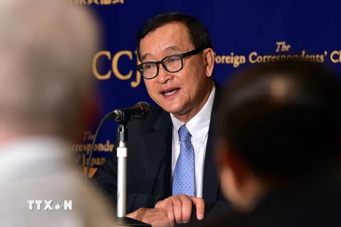 Ông Sam Rainsy (giữa) trả lời báo giới tại thủ đô Tokyo của Nhật Bản ngày 10/11. (Nguồn: AFP/TTXVN)