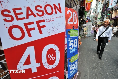 Quảng cáo hạ giá tại một cửa hàng ở trung tâm kinh doanh thủ đô Seoul. (Nguồn: AFP/TTXVN)