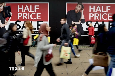 Các cửa hàng ở London giảm giá mạnh nhằm thu hút khách hàng tới mua sắm trong Ngày tặng quà. (Nguồn: AFP/TTXVN)
