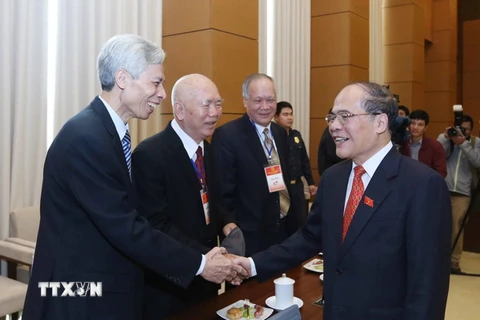 Chủ tịch Quốc hội Nguyễn Sinh Hùng với các đại biểu tại buổi gặp mặt. (Ảnh: Phương Hoa/TTXVN)