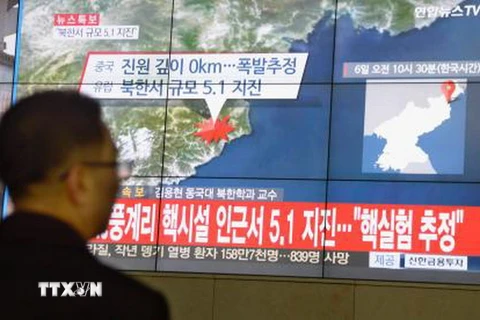 Người dân Hàn Quốc theo dõi bản tin về những rung chấn của động đất gần bãi thử hạt nhân Punggye-ri của Triều Tiên. (Nguồn: Kyodo/TTXVN)