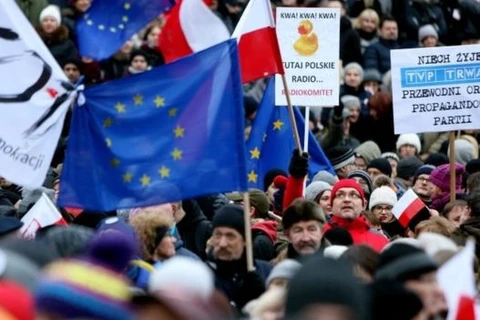 Người dân Ba Lan biểu tình phản đối chính phủ kiểm soát truyền thông. (Nguồn: EPA)
