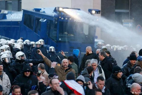 Cảnh sát Đức ​dùng vòi rồng để giải tán đám đông quá khích. (Nguồn: Reuters)