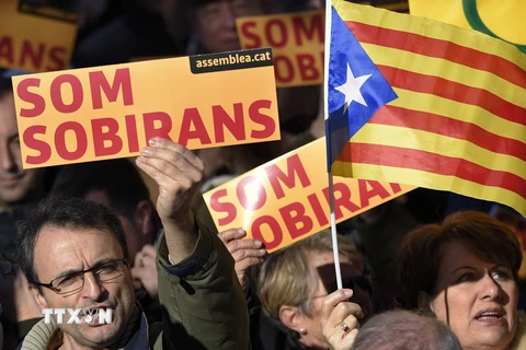 Người dân vùng Catalonia tuần hành ủng hộ việc tách khỏi Tây Ban Nha ở Barcelona. (Nguồn: AFP/TTXVN)