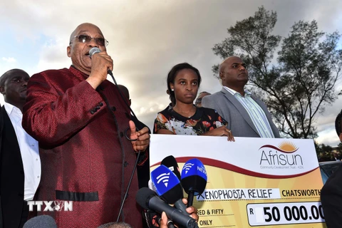 Tổng thống Nam Phi Jacob Zuma (trái, trước) phát biểu khi đến thăm một trại lưu trú của người nước ngoài ở Chatsworth thuộc Duban. (Nguồn: THX/TTXVN)