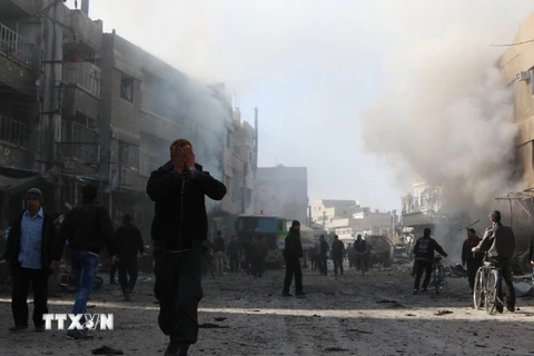 Khói bốc lên sau các cuộc không kích tại Ghouta, ngoại ô thủ đô Damascus của Syria. (Nguồn: AFP/TTXVN)