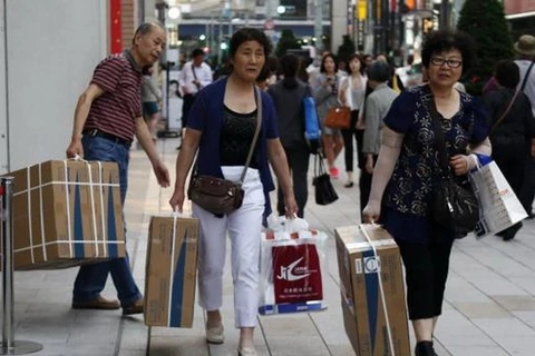 Du khách Trung Quốc mua sắm hàng điện tử tại Nhật Bản. (Nguồn: Reuters)