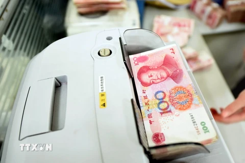 Kiểm đồng nhân dân tệ tại một ngân hàng ở thành phố Liên vận cảng, tỉnh Giang Tô, Trung Quốc. (Nguồn: AFP/TTXVN)