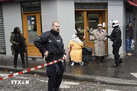 Cảnh sát Pháp phong tỏa hiện trường vụ tấn công. (Nguồn: AFP/TTXVN)