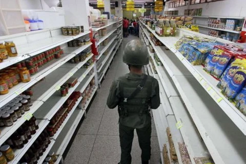 Các kệ hàng trống trơn tại Venezuela. (Nguồn: AFP)