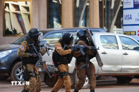 Lực lượng an ninh đang tiến hành rà soát trong khu vực xung quanh khách sạn Splendid và nhà hàng Cappuccino. (Nguồn: AFP/TTXVN)