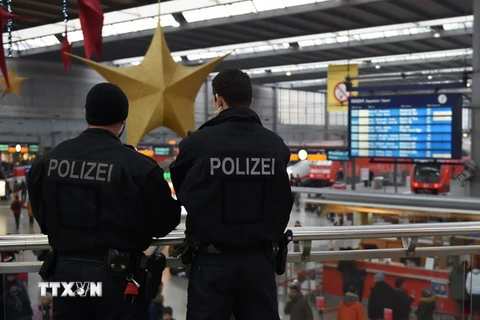 Cảnh sát Đức tuần tra tại nhà ga trung tâm Munich. (Nguồn: AFP/TTXVN)