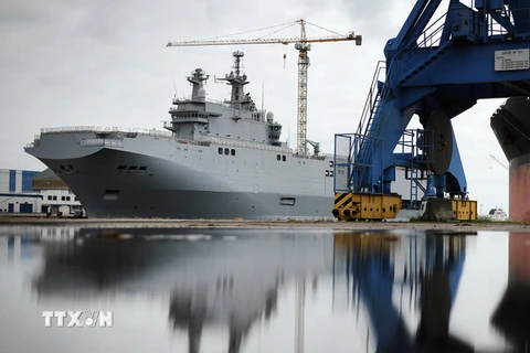 Tàu Mistral ngoài khơi Saint-Nazaire, Tây Bắc nước Pháp. (Nguồn: AFP/TTXVN)