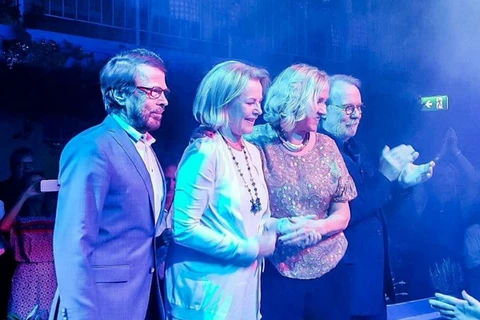 Các thành viên ban nhạc ABBA hội ngộ lần đầu tiên sau 30 năm. (Nguồn: metro.co.uk)