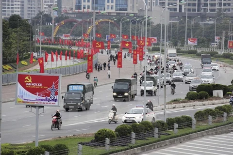Đại lộ Thăng Long tràn ngập cờ hoa, biểu ngữ, pano. (Ảnh: Quỳnh Trang/TTXVN)