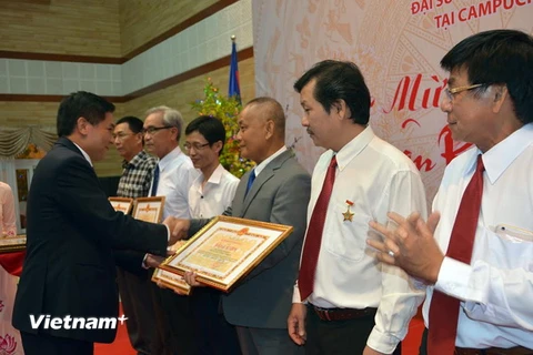 Ông Nguyễn Trác Toàn tặng Bằng khen cho đại diện tập thể, cá nhân đạt thành tích xuất sắc trong công tác xây dựng cộng đồng. (Ảnh: Xuân Khu/Vietnam+)