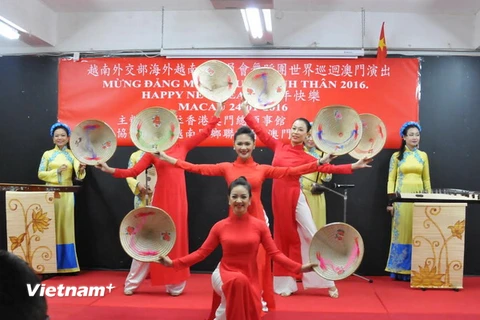 Tiết mục múa ''Việt Nam quê tôi.'' (Ảnh: Xuân Tuấn-Đức Nam-Mỹ Anh/Vietnam+)