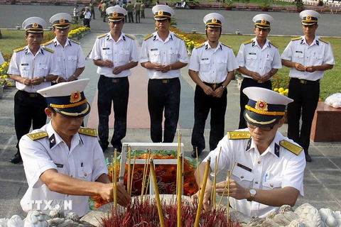 Đoàn công tác Bộ Chỉ huy Vùng 2 Hải quân trong một chyến viếng Nghĩa trang Hàng Dương. (Ảnh: Thanh Tùng/TTXVN)