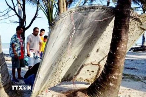 Mảnh vỡ bằng kim loại vừa được các ngư dân Thái Lan tìm thấy tại Nakhon Si Thammarat. (Nguồn: Daily Mail/TTXVN)