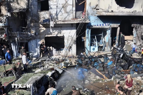 Hiện trường một vụ đánh bom xe ở Homs, Syria. (Nguồn: AFP/TTXVN)