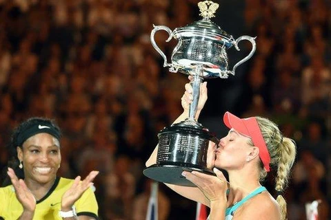 Angelique Kerber nâng chiếc cúp vô địch Australian Open. (Nguồn: EPA)