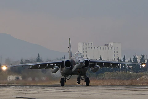 Một ​chiếc Su-34 của Nga hạ cánh tại căn cứ quân sự Nga tại Hmeymim, tỉnh Latakia, Tây Bắc Syria. (Nguồn: AFP)