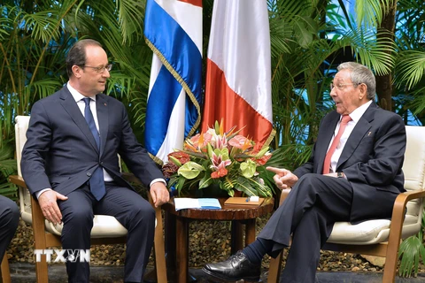 Chủ tịch Cuba Raul Castro (phải) trong cuộc gặp với Tổng thống Pháp Francois Hollande (trái) tại La Habana. (Ngồn: AFP/TTXVN)