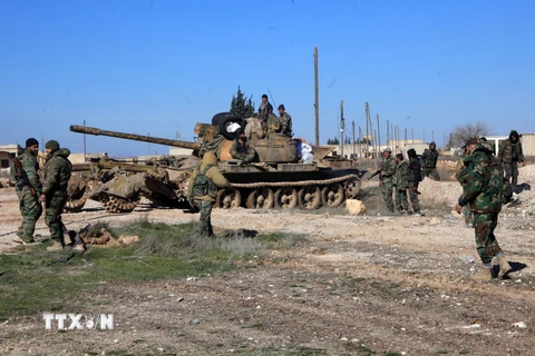 Lực lượng ủng hộ chính phủ Syria tại một chốt kiểm soát ở thành phố Ain al-Hanash , miền Đông Syria. (Nguồn: AFP/TTXVN)