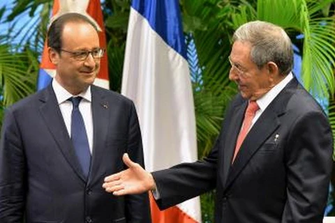 Chủ tịch Cuba Raul Castro tiếp Tổng thống Pháp Francois Hollande trong chuyến thăm Cuba hồi tháng 5/2015. (Nguồn: Reuters)