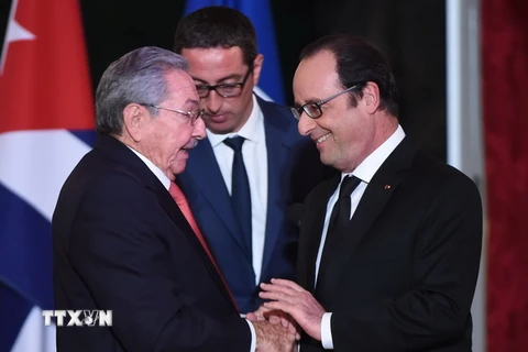 Tổng thống Pháp Francois Hollande (phải) hội đàm với Chủ tịch Cuba Raul Castro (trái) tại Paris. (Nguồn: AFP/TTXVN)