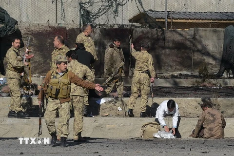 Nhân viên an ninh Afghanistan điều tra tại hiện trường vụ đánh bom đồn cảnh sát. (Nguồn: AFP/TTXVN)