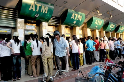Người dân vẫn phải "đợi dài cổ " để rút tiền từ các cây ATM