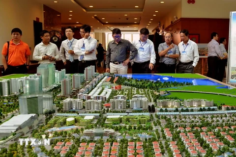 Khách tham quan các mô hình phát triển đô thị TP. Hồ Chí Minh giai đoạn 2016-2020. (Ảnh: An Hiếu/TTXVN)