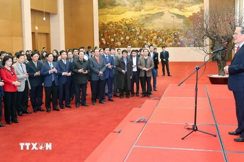 Chủ tịch Quốc hội Nguyễn Sinh Hùng gặp gỡ và chúc Tết cán bộ, nhân viên Văn phòng Quốc hội và các cơ quan của Quốc hội. (Ảnh: Nhan Sáng/TTXVN)