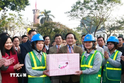 Bí thư Thành ủy Hoàng Trung Hải tặng quà Tết cho công nhân môi trường của Tổ Hoàng Diệu (Xí nghiệp Môi trường Đô thị số 1). (Ảnh: Doãn Tấn/TTXVN)