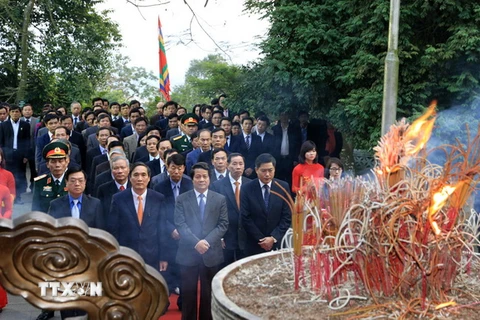 Lãnh đạo tỉnh Phú Thọ thay mặt đồng bào cả nước dâng hương tưởng niệm các Vua Hùng. (Ảnh: Trung Kiên/TTXVN)