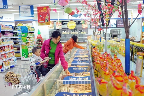 Khách chọn mua hàng tại Siêu thị Co.op Mart Hoàng Mai (Hà Nội). (Ảnh: Quang Quyết/TTXVN)