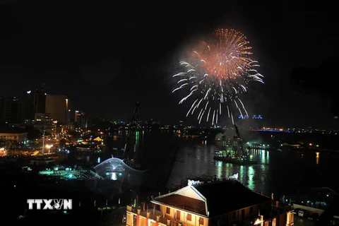 Thành phố Hồ Chí Minh bắn pháo hoa chào mừng năm mới Ất Mùi 2015. (Ảnh: Kim Phương/TTXVN)