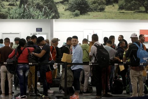 Người dân Cuba chờ đợi xếp hàng để check-in tại sân bay ở Costa Rica. (Nguồn: Reuters)