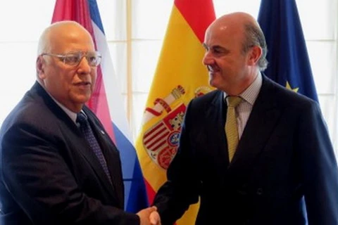 Bộ trưởng Kinh tế Tây Ban Nha Luis de Guindos và Phó Chủ tịch Cuba Ricardo Cabrisas. (Nguồn: AFP)