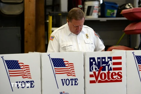 Cử tri bỏ phiếu bầu tại Loudon, bang New Hampshire. (Nguồn: AFP/TTXVN)