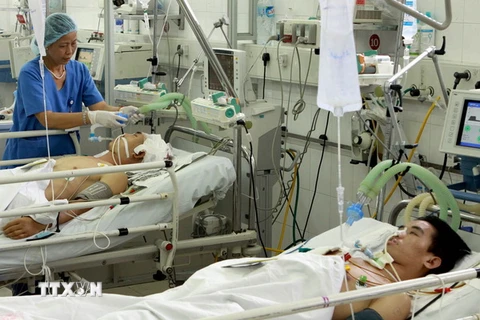 Cấp cứu người bị tai nạn giao thông tại Bệnh viện Hữu nghị Việt Đức. (Ảnh: Dương Ngọc/TTXVN)
