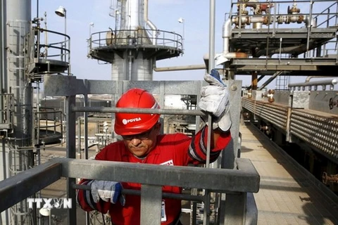Giàn khoan dầu của Công ty dầu nhà nước Jose Antonio Anzoategui ở miền Đông Venezuela. (Reuters/TTXVN)