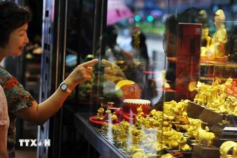 Tại cửa hàng bán đồ trang sức vàng ở Hong Kong (Trung Quốc). (Nguồn: AFP/TTXVN)