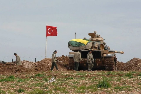 Binh sỹ và xe tăng Thổ Nhĩ Kỳ trên biên giới với Syria. (Nguồn: Reuters)