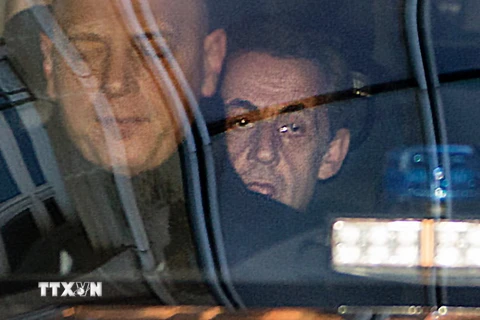 Ông Nicolas Sarkozy (phía sau) đến phiên tòa. (Nguồn: AFP/TTXVN)