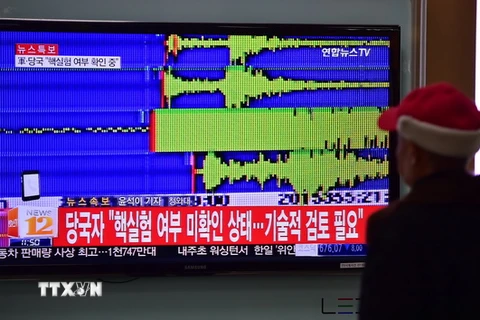 Biểu đồ mô tả rung chấn của động đất gần bãi thử hạt nhân Punggye-ri của Triều Tiên, tại nhà ga ở Seoul, Hàn Quốc. (Nguồn: AFP/TTXVN)